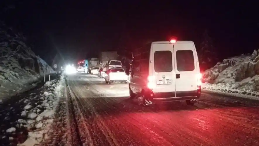 Antalya- Konya Kara Yolu tırların geçişine kapatıldı
