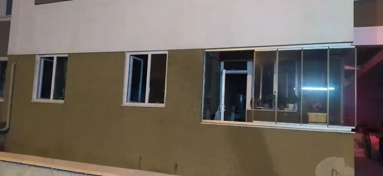 Apartman girişindeki yangın paniğe neden oldu