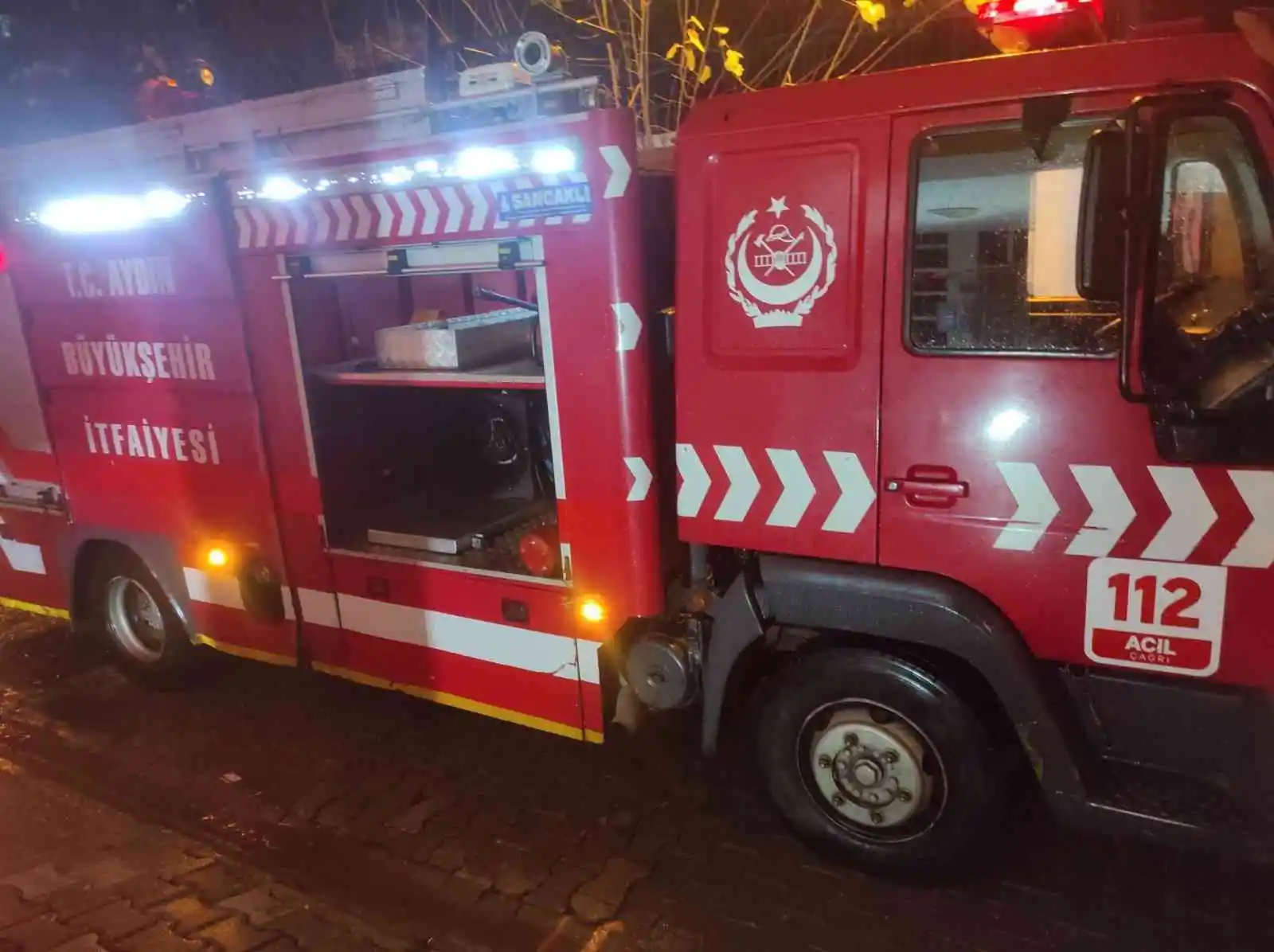 Apartmanın bodrum katında çıkan yangın korkuttu