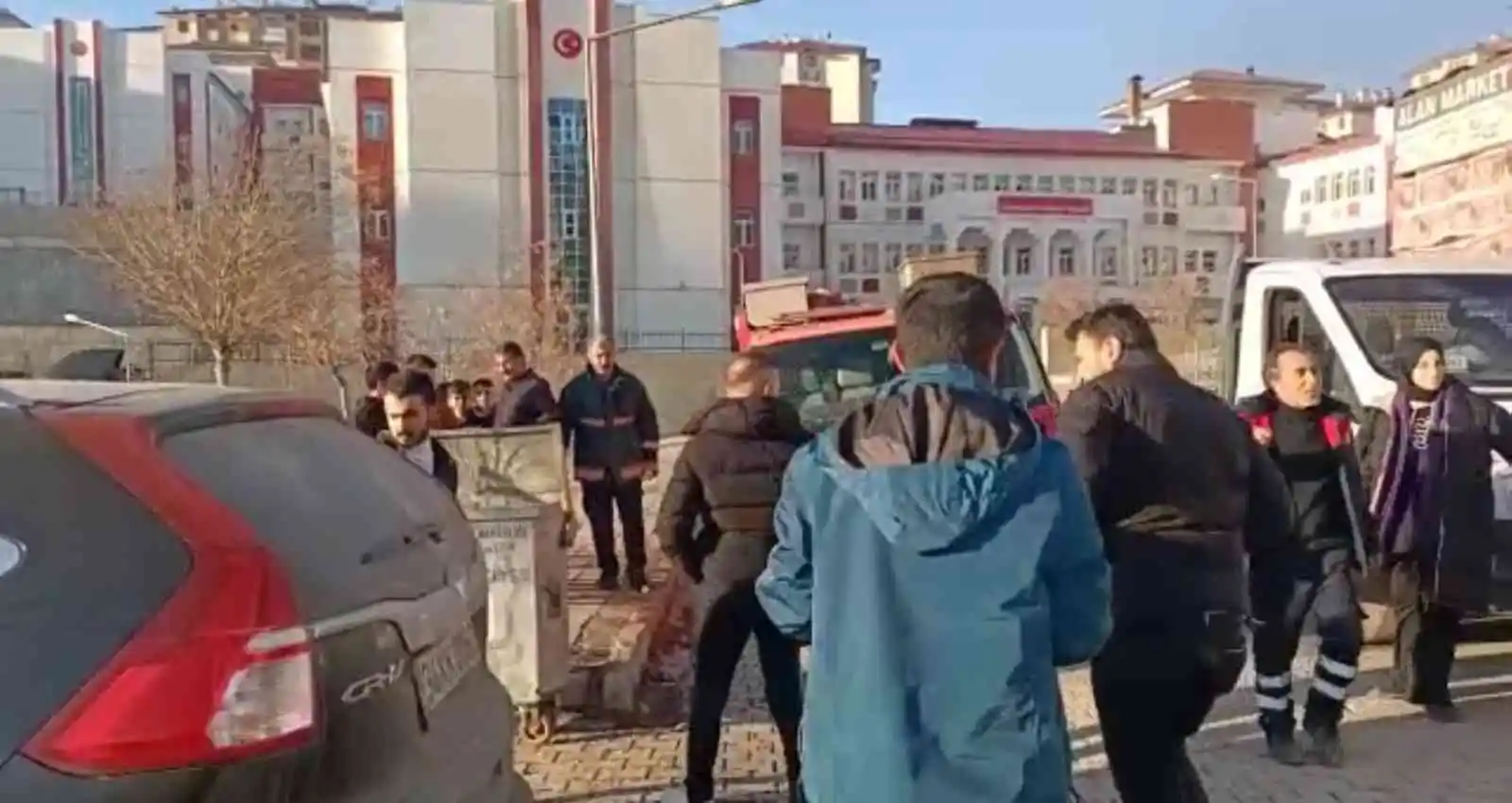 Aracın alt kısmında mahsur kalan kediyi itfaiye ekipleri kurtardı