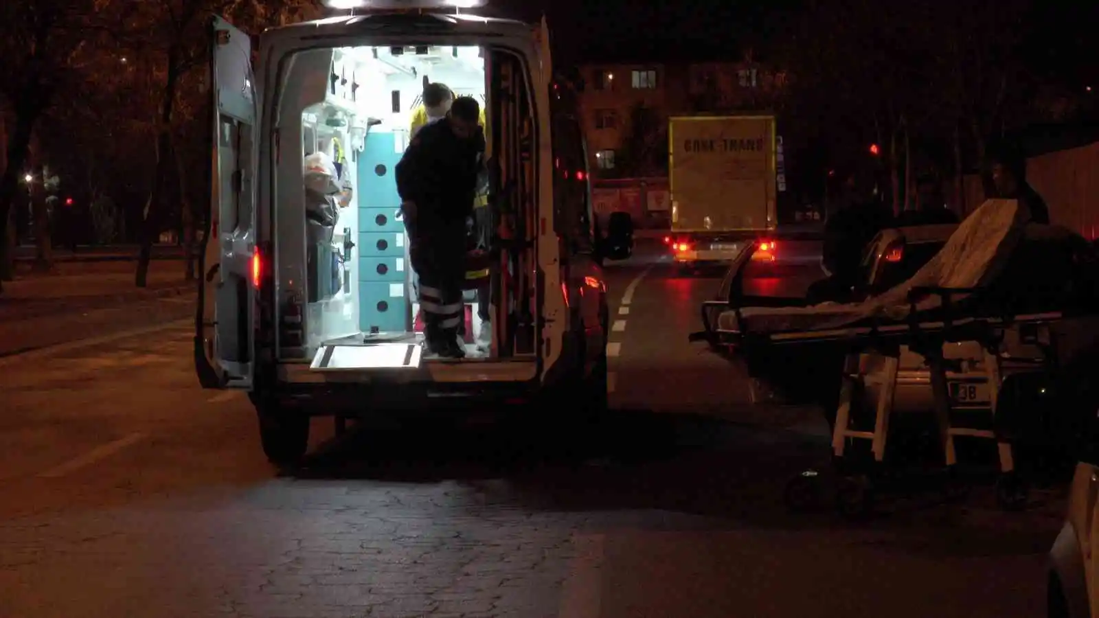 Aracında ölen kadını ihbardan dönen polisler buldu