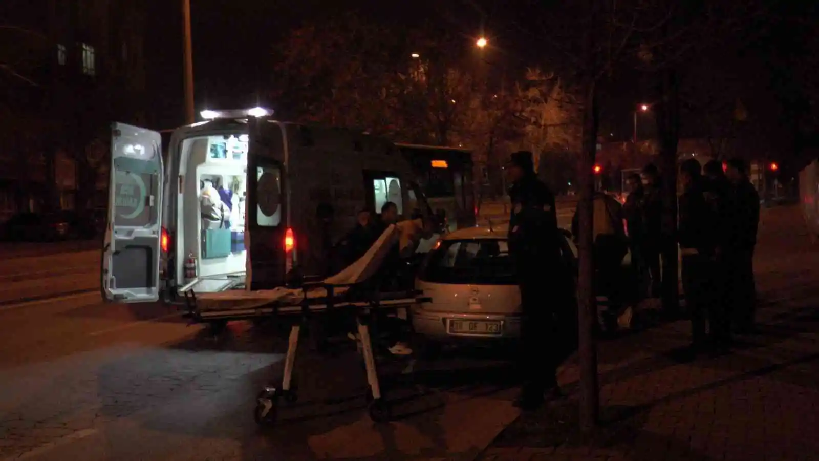 Aracında ölen kadını ihbardan dönen polisler buldu