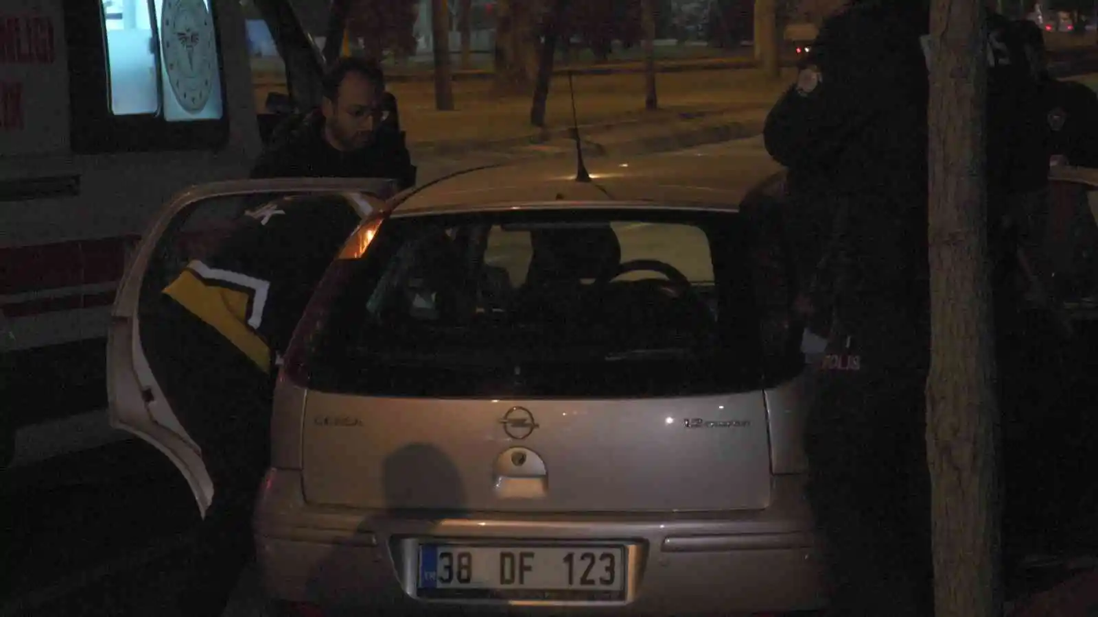 Aracında ölen kadını ihbardan dönen polisler buldu