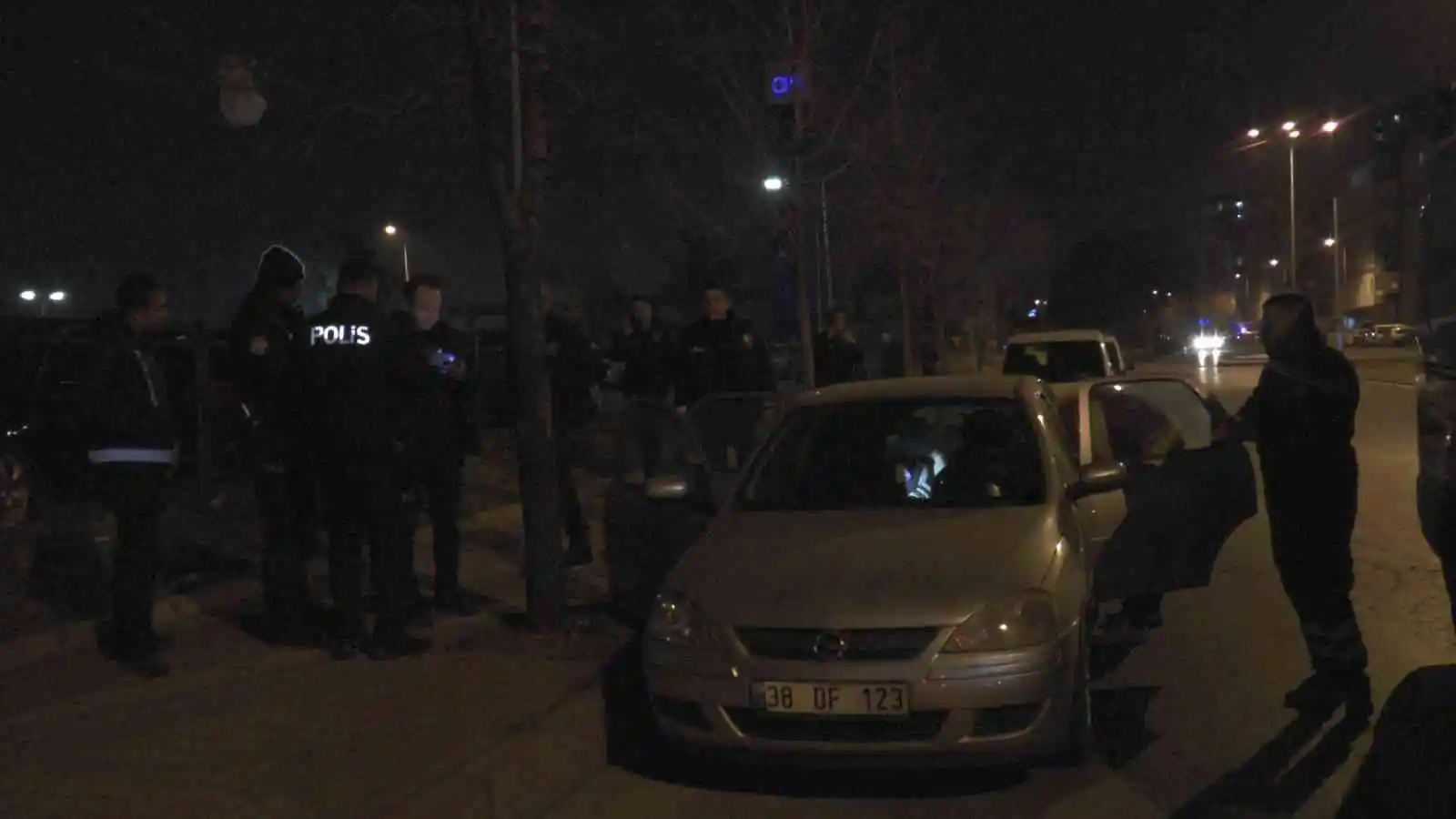 Aracında ölen kadını ihbardan dönen polisler buldu