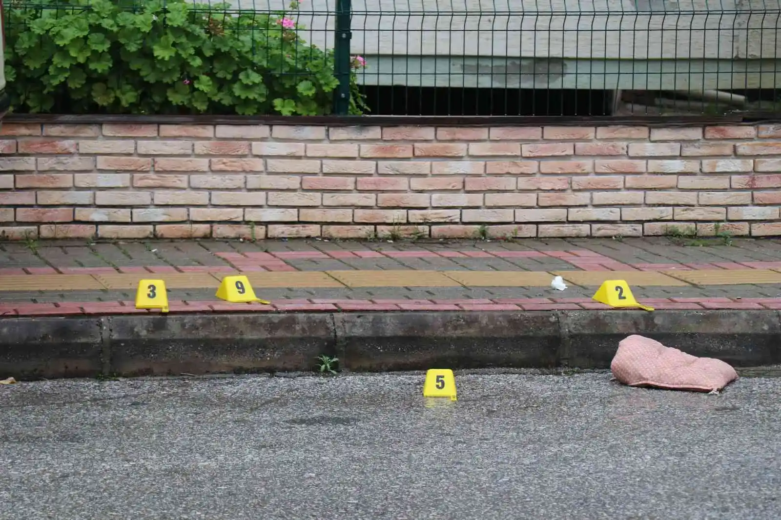 Aracıyla seyir halindeyken husumetlileri tarafından silahla yaralandı