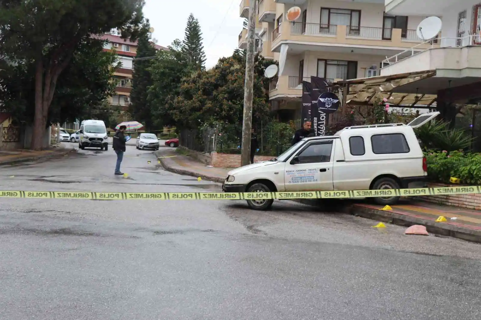Aracıyla seyir halindeyken husumetlileri tarafından silahla yaralandı