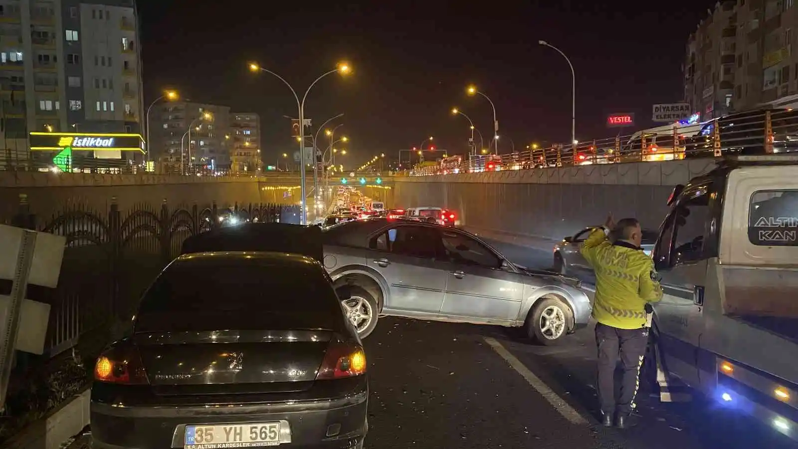 Araçlar 500 metre mesafede kazaya karıştı, trafik kilitlendi