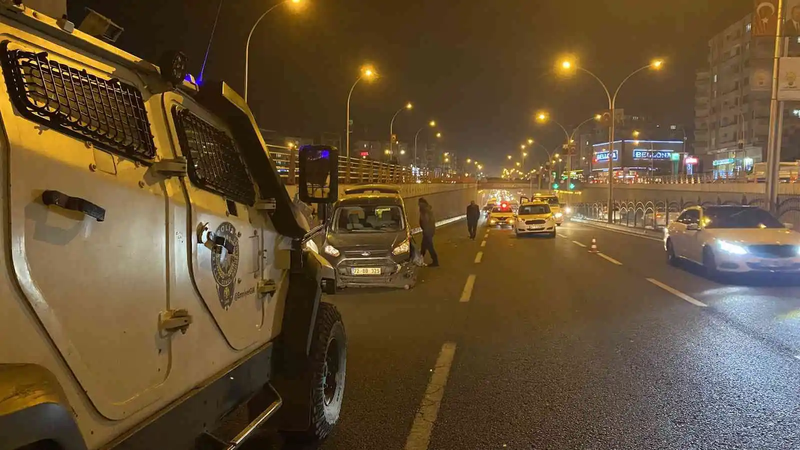 Araçlar 500 metre mesafede kazaya karıştı, trafik kilitlendi