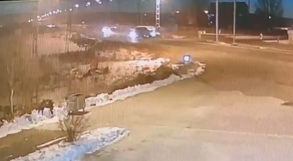 Ardahan’da otomobilin kamyonete çarpma anı kamerada