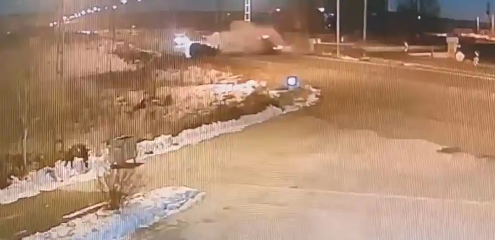 Ardahan’da otomobilin kamyonete çarpma anı kamerada