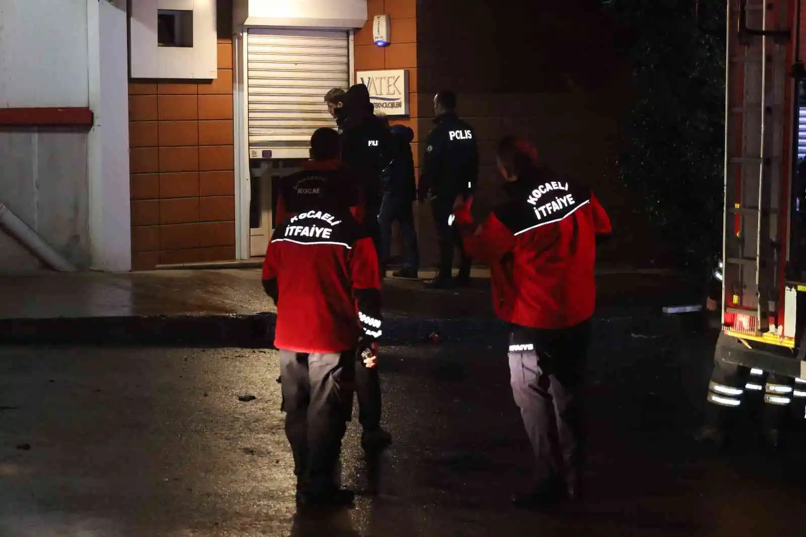 Arıtma tankeri fabrikasındaki yangın itfaiye ekiplerince söndürüldü