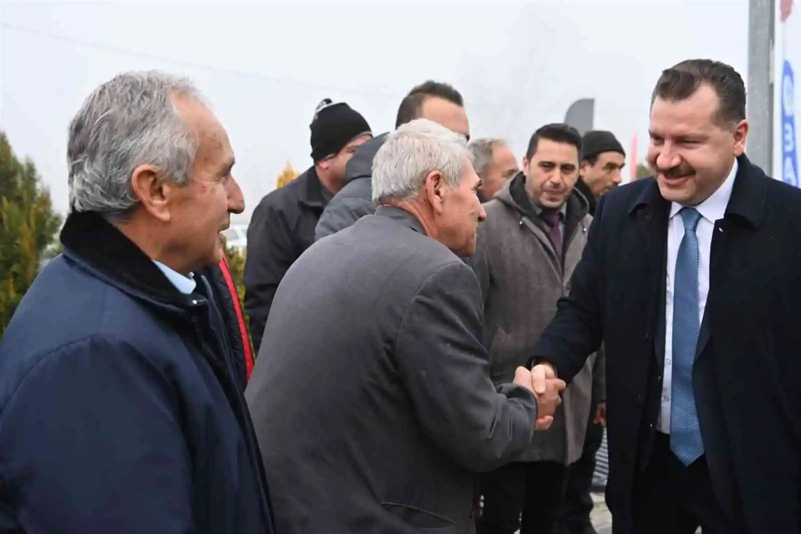 Arıttığı suda akvaryum balığı besleniyor