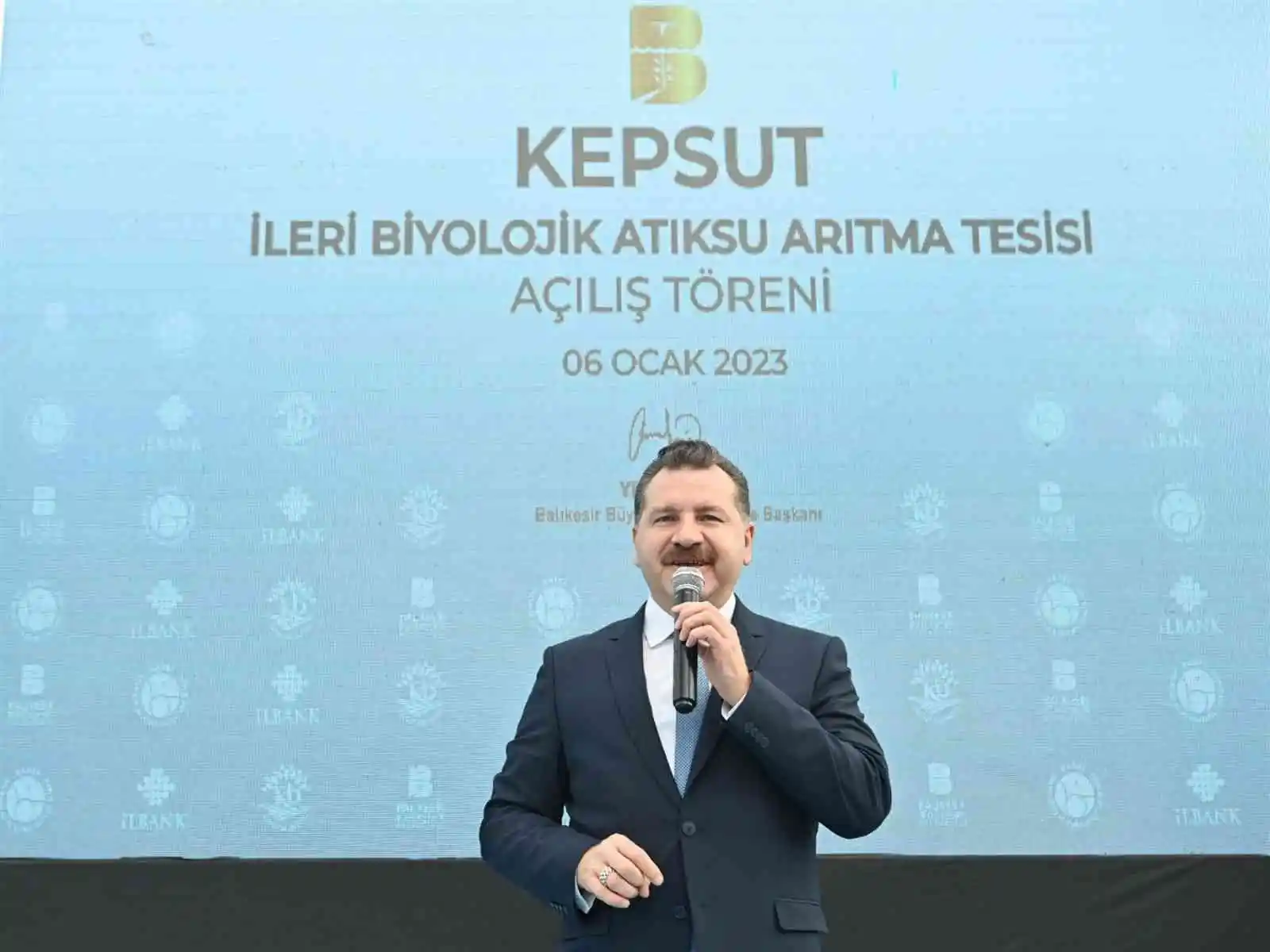 Arıttığı suda akvaryum balığı besleniyor
