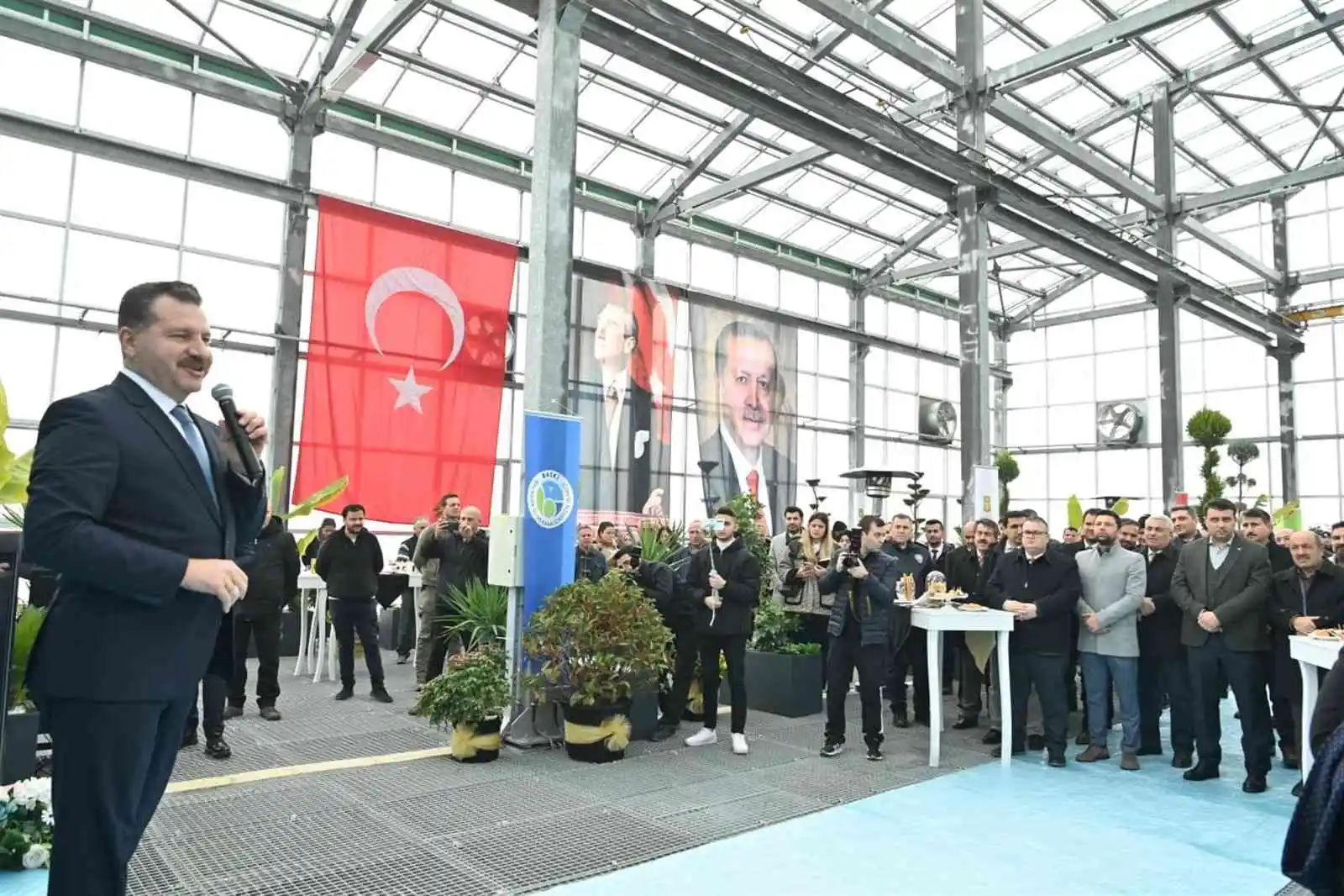 Arıttığı suda akvaryum balığı besleniyor