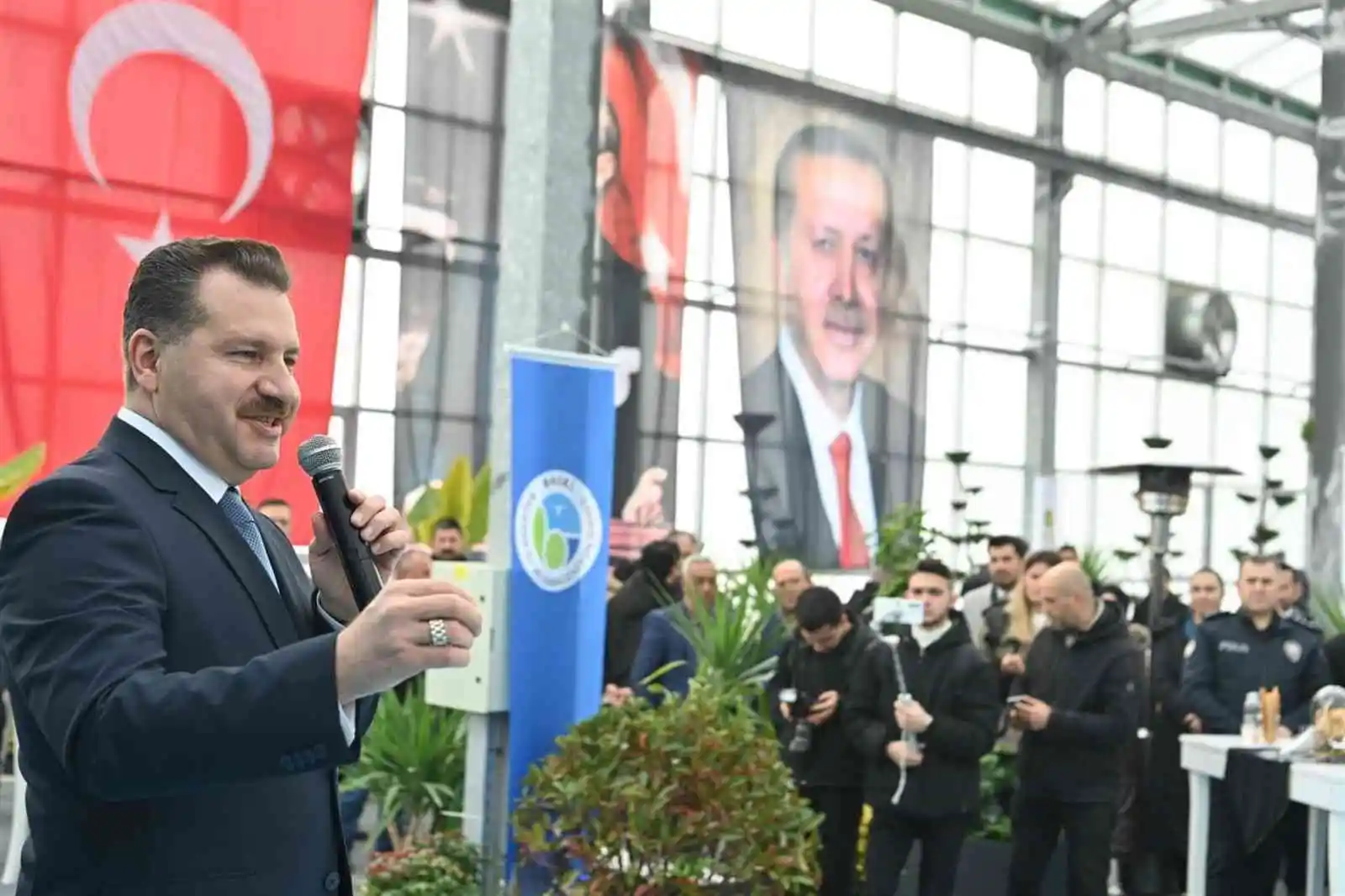 Arıttığı suda akvaryum balığı besleniyor