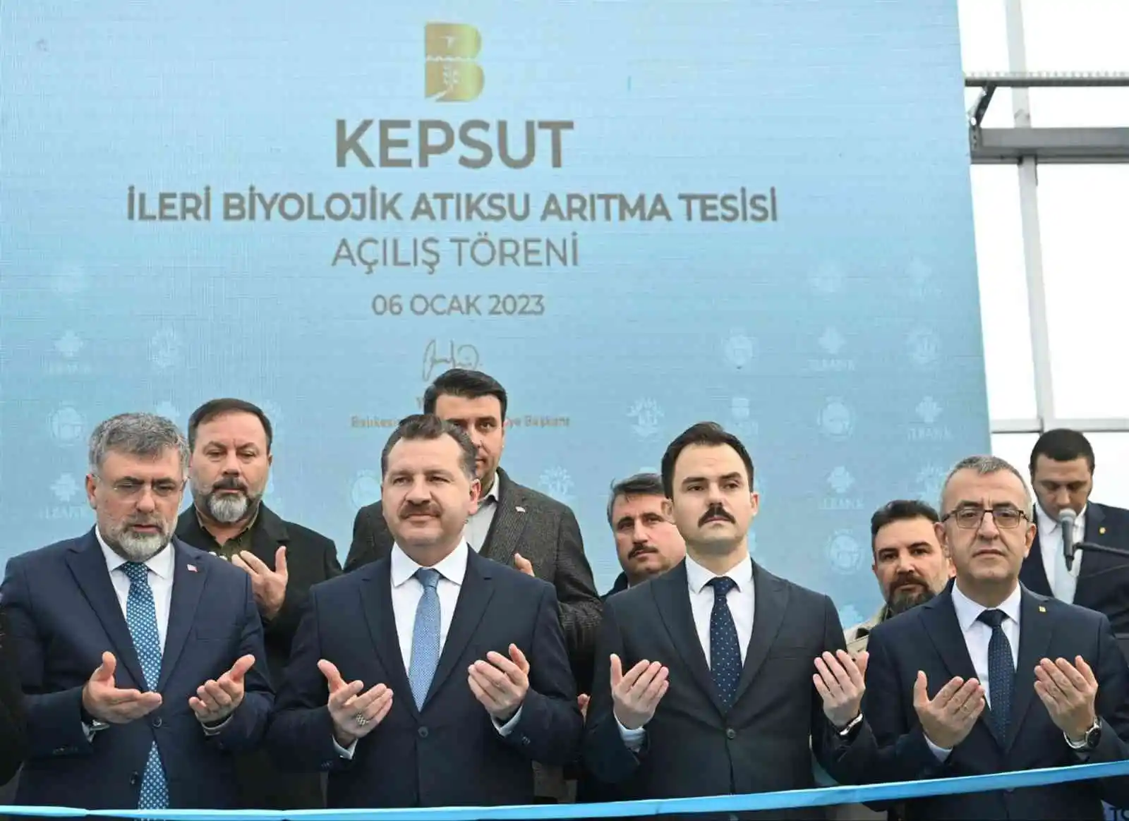 Arıttığı suda akvaryum balığı besleniyor