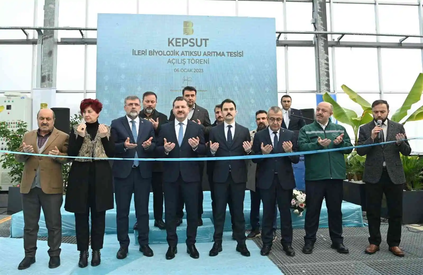 Arıttığı suda akvaryum balığı besleniyor