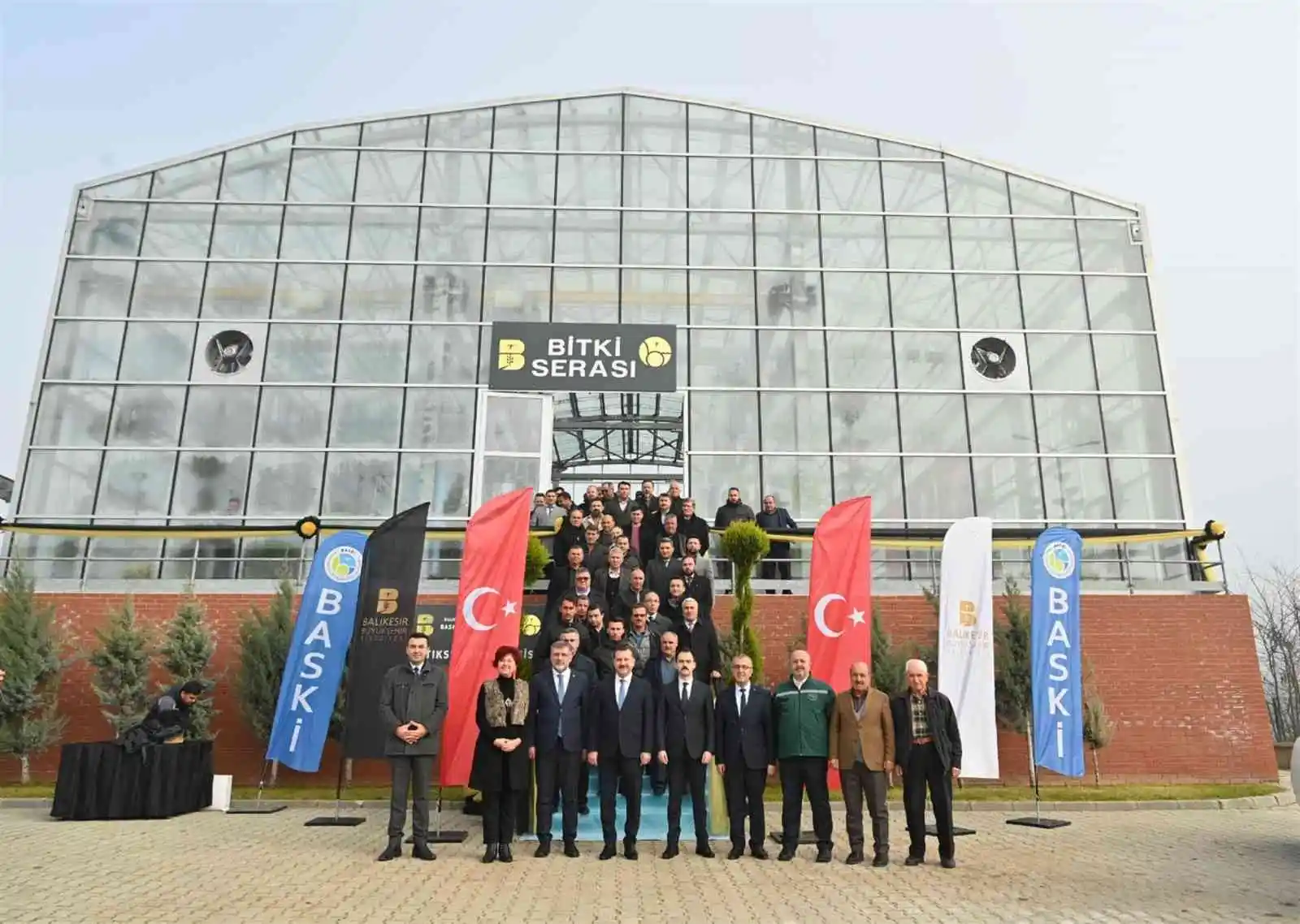 Arıttığı suda akvaryum balığı besleniyor
