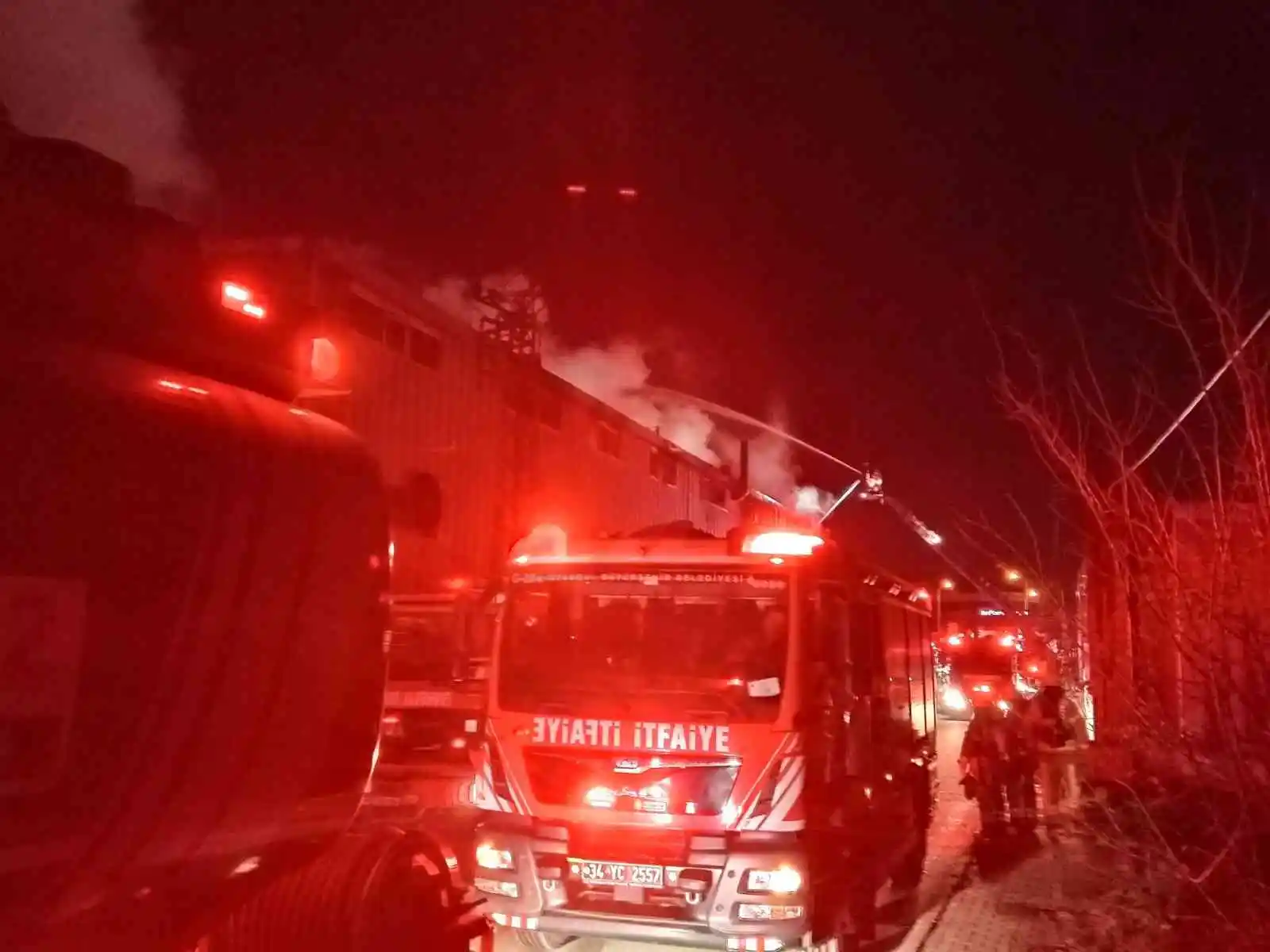 Arnavutköy’de 10 bin metrekarelik fabrika kül oldu