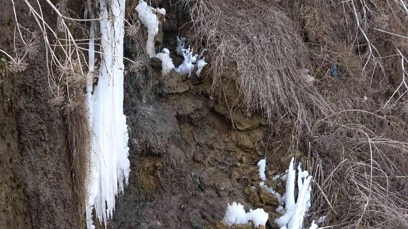 Arpet Şelalesi kısmen buz tuttu
