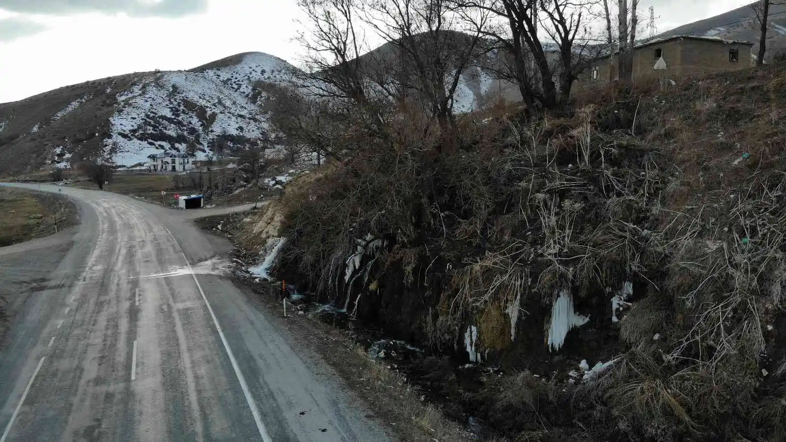 Arpet Şelalesi kısmen buz tuttu
