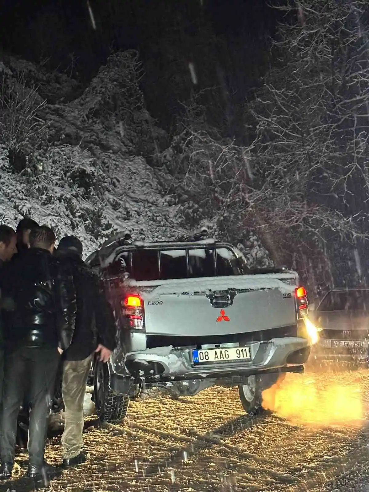 Artvin’de aniden bastıran kar yağışı kazaları beraberinde getirdi