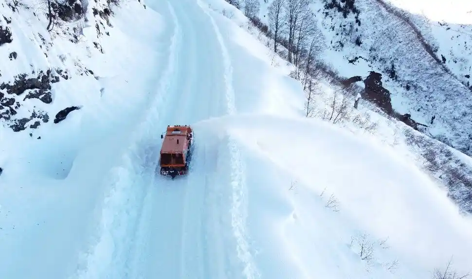 Artvin'de kar kalınlığı 1,5 metreyi bulan Camili yolu ulaşıma açıldı
