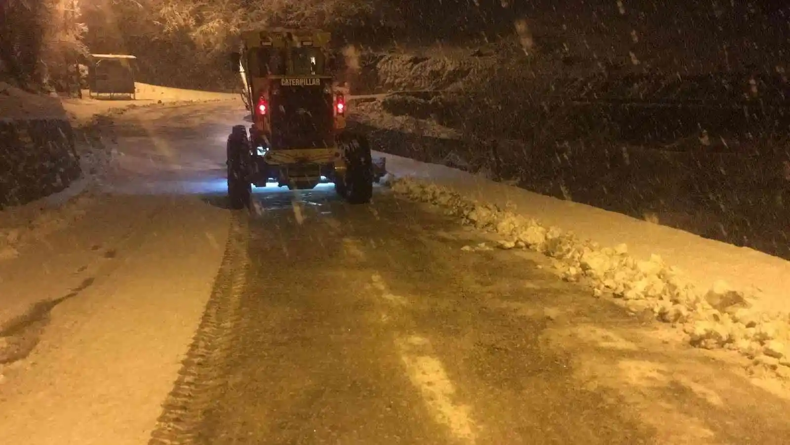 Artvin'de kar yağışı nedeniyle 78 köy yolu ulaşıma kapandı

