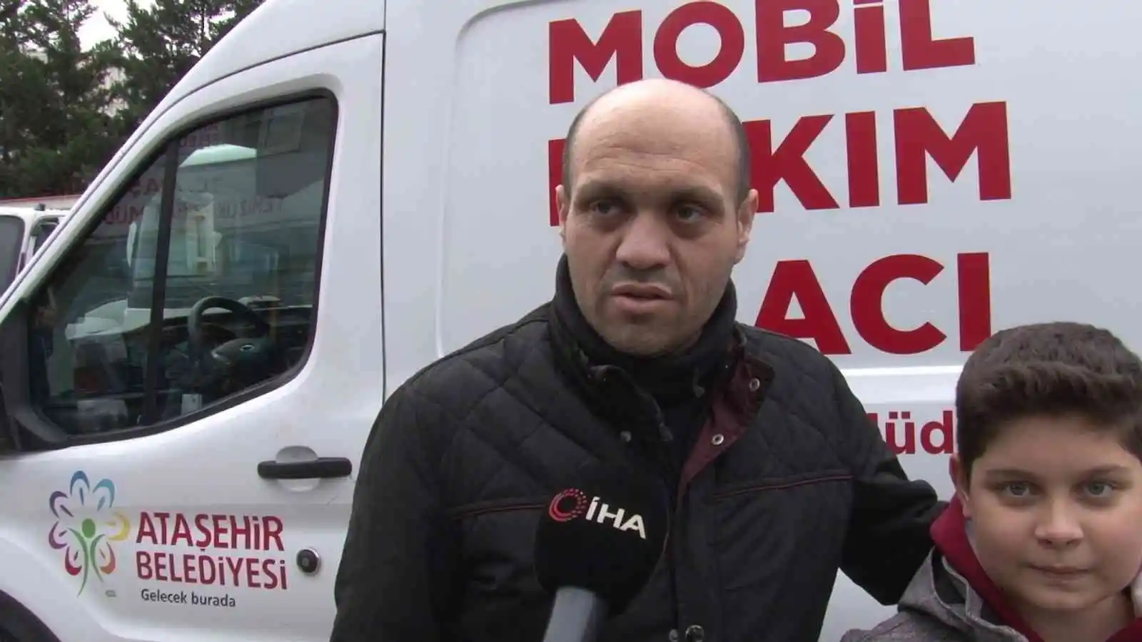 Ataşehir’de, çocuğun çöpe attığı cüzdan ve telefonu temizlik personelleri didik didik arayarak buldu