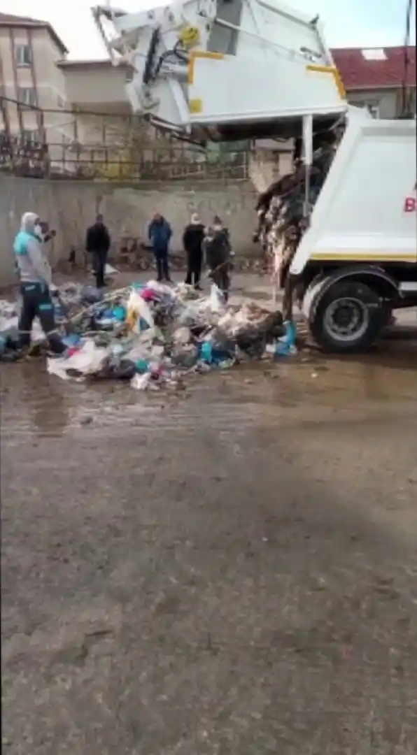 Ataşehir’de, çocuğun çöpe attığı cüzdan ve telefonu temizlik personelleri didik didik arayarak buldu
