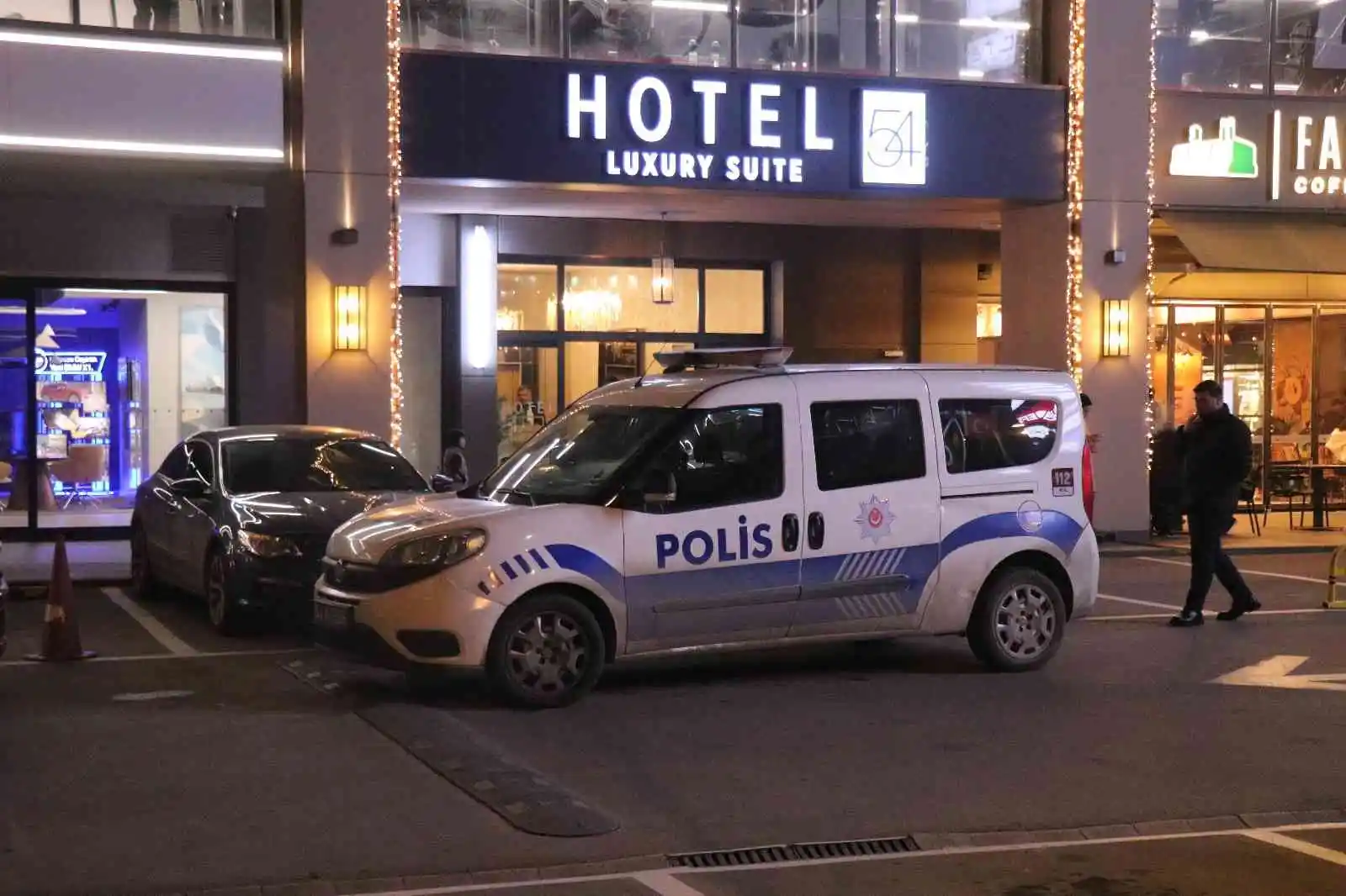 AVM'nin otel odasında ölü bulundu, ekipler harekete geçti