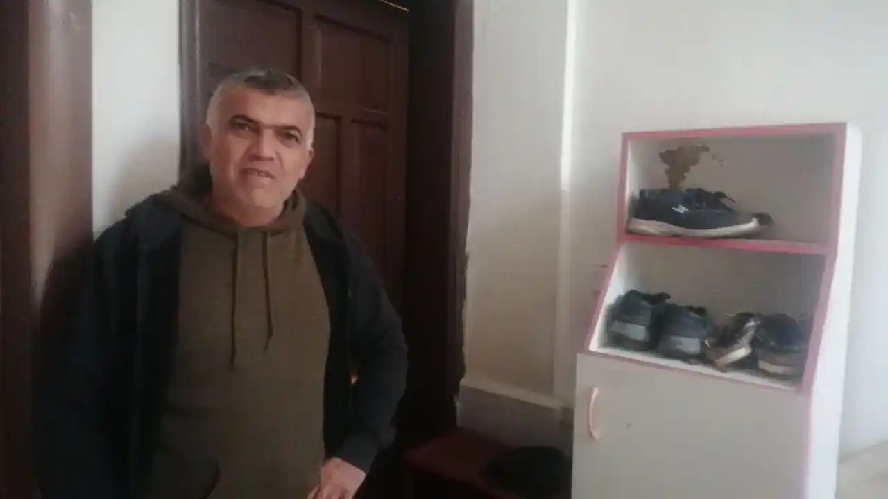 Ayakkabıları önce numarasına bakıp sonra koklayarak çaldı