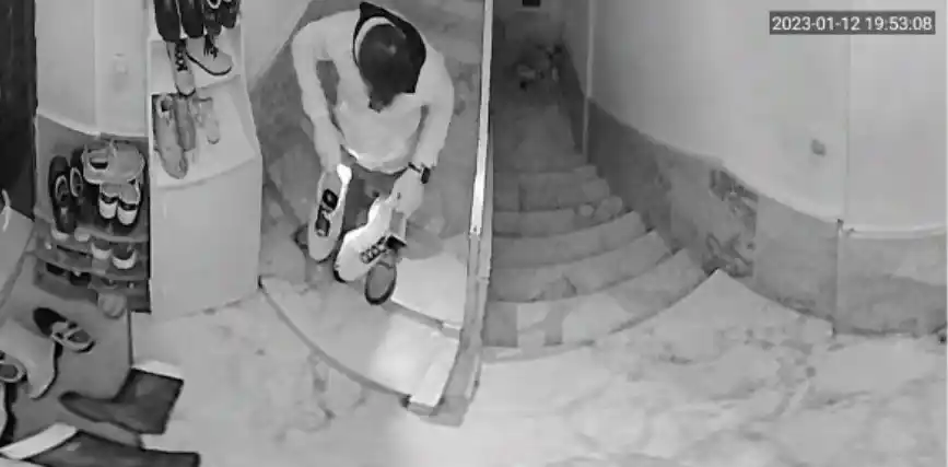 Ayakkabıları önce numarasına bakıp sonra koklayarak çaldı