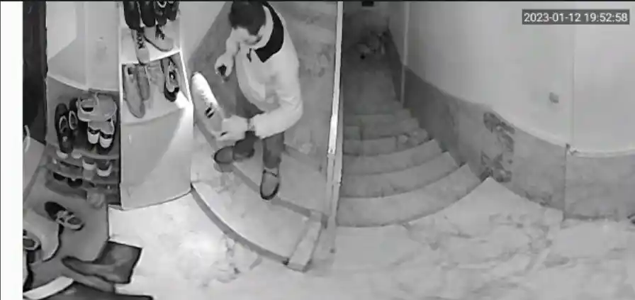 Ayakkabıları önce numarasına bakıp sonra koklayarak çaldı
