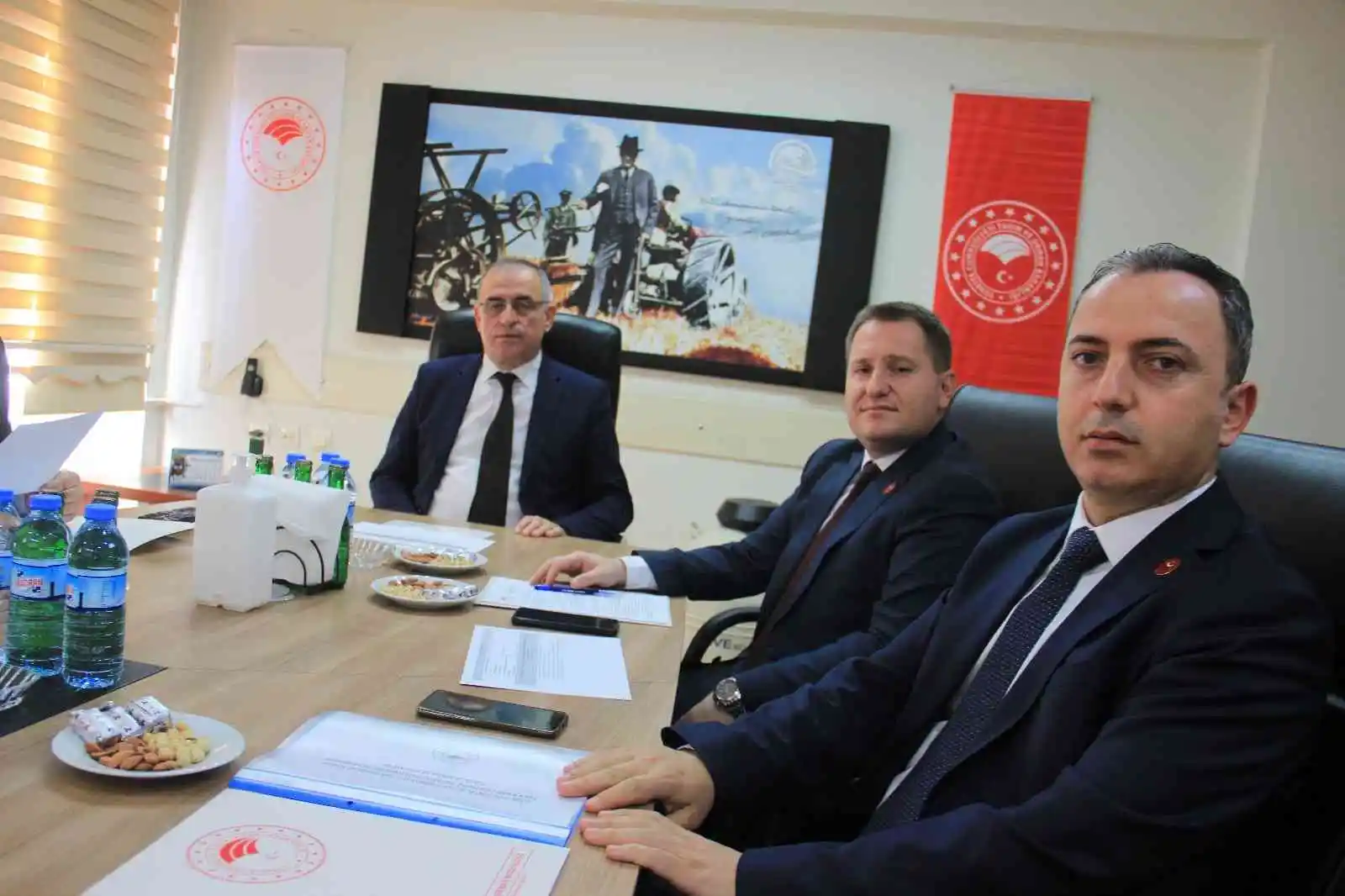 Aydın çiftçisi, ineklerin anasına bakıp kızını büyüterek işletmeleri genişletecek