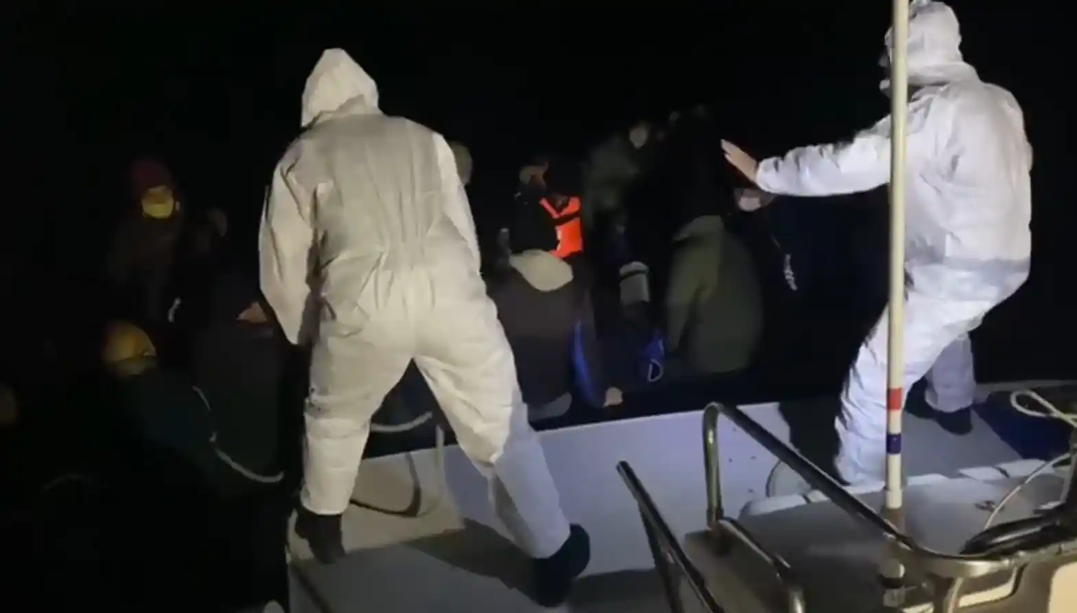 Ayvacık açıklarında Yunan unsurlarınca ölüme terk edilen 44 kaçak göçmen kurtarıldı
