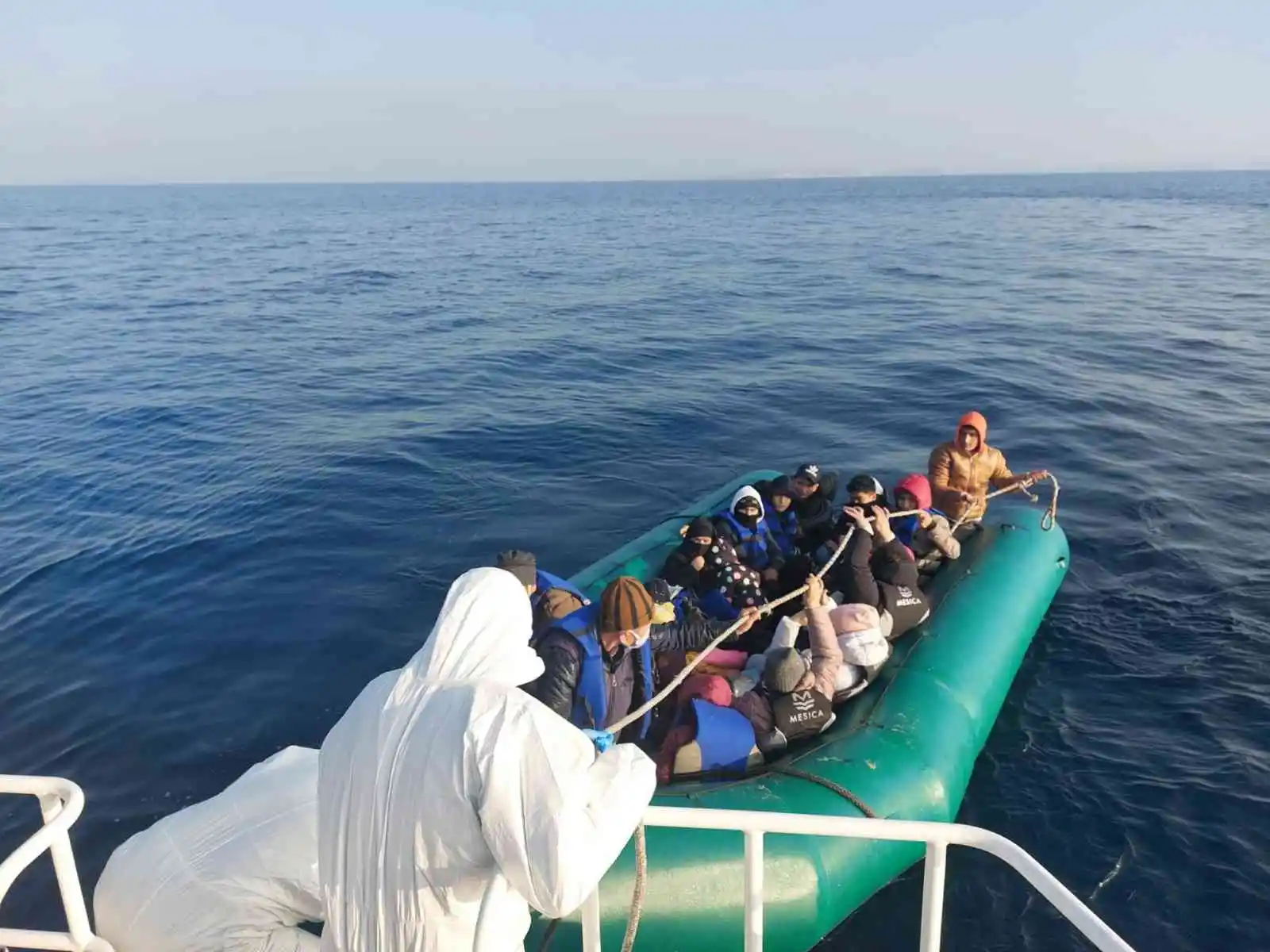 Ayvalık açıklarında 19 düzensiz göçmen kurtarıldı
