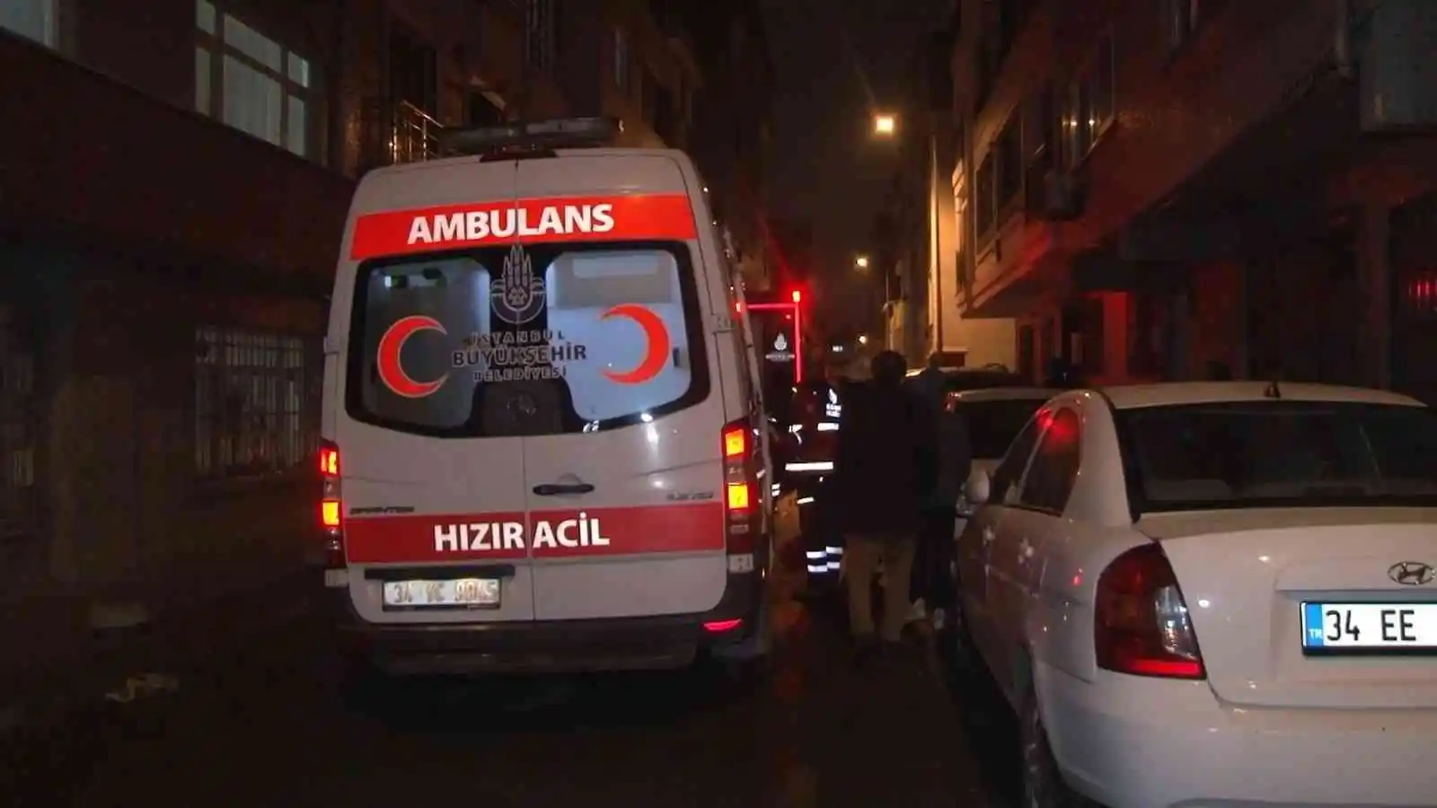 Bağcılar'da yangın paniği: Mahsur kalan vatandaşları ekipler kurtardı
