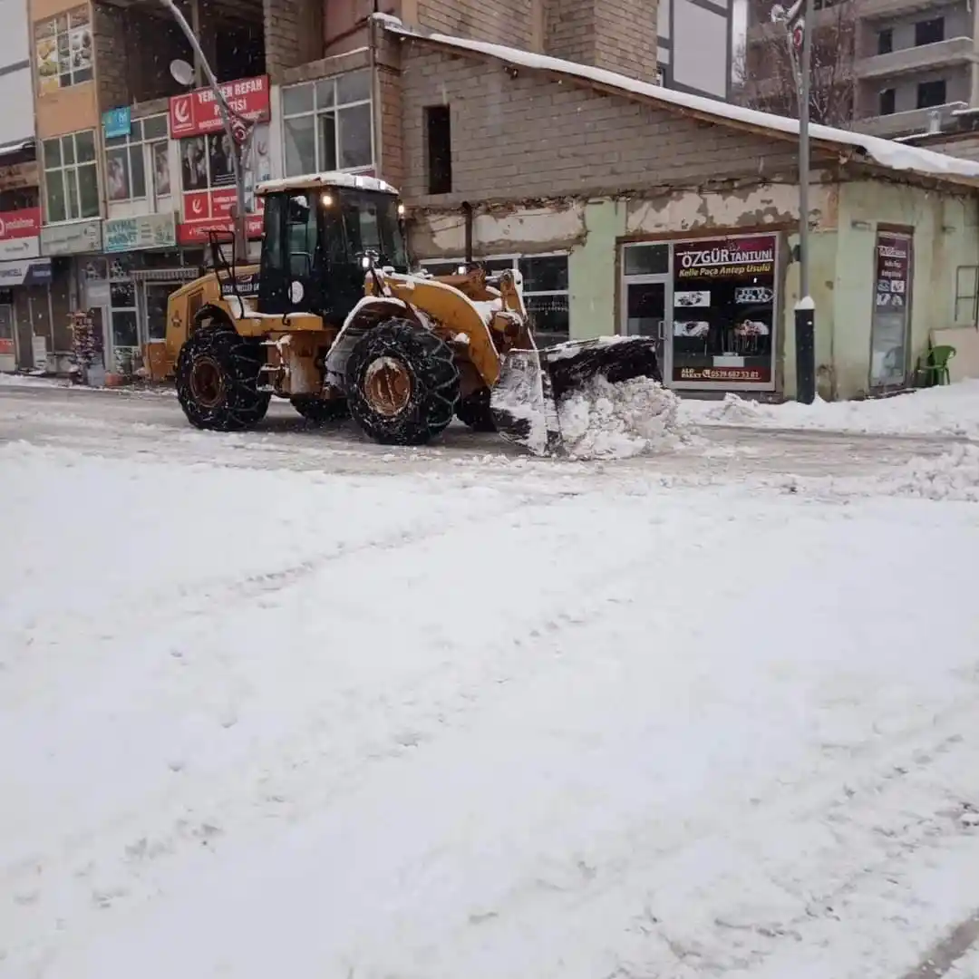 Bahçesaray Belediyesi ekiplerinin kar mesaisi