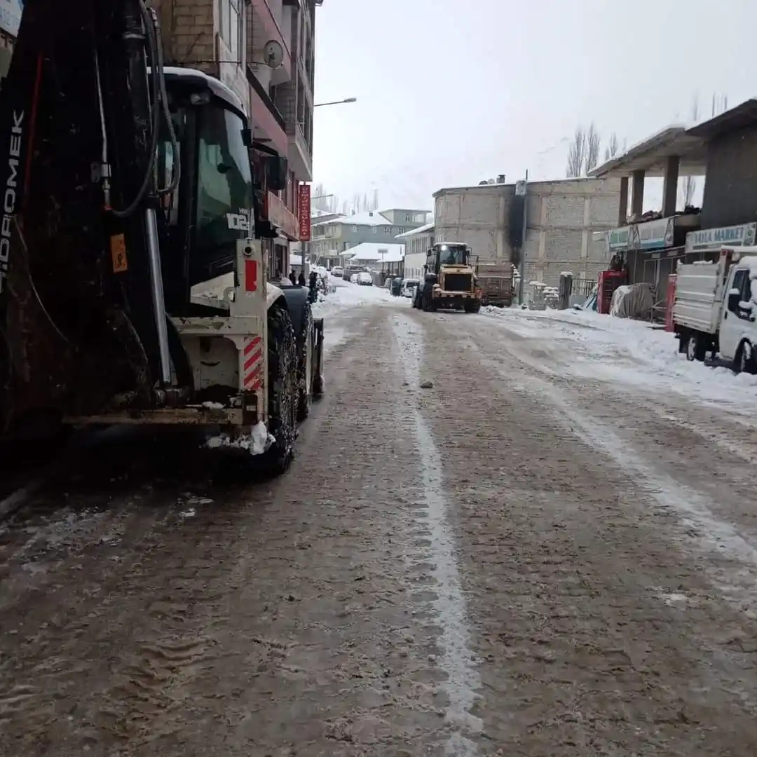 Bahçesaray Belediyesi ekiplerinin kar mesaisi
