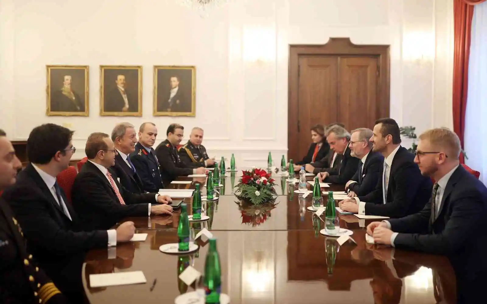 Bakan Akar, Çekya Başbakanı Fiala ile bir araya geldi
