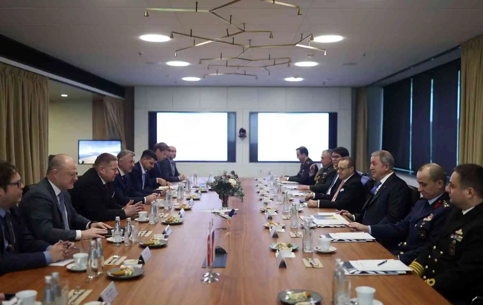 Bakan Akar, Çekya Başbakanı Fiala ile bir araya geldi
