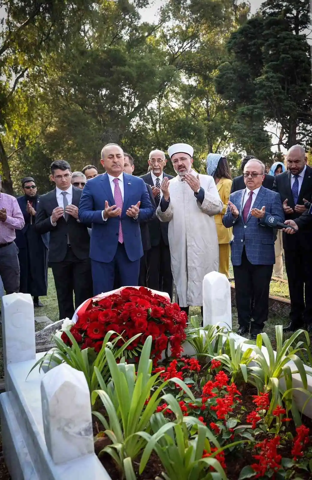 Bakan Çavuşoğlu, son Osmanlı Başkonsolosu Mehmet Remzi Bey’in kabrini ziyaret etti