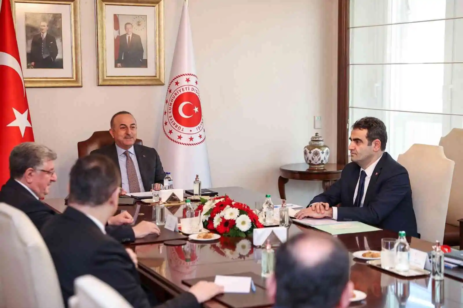 Bakan Çavuşoğlu, Suriye Ulusal Koalisyonu Başkanı El-Maslat ile görüştü
