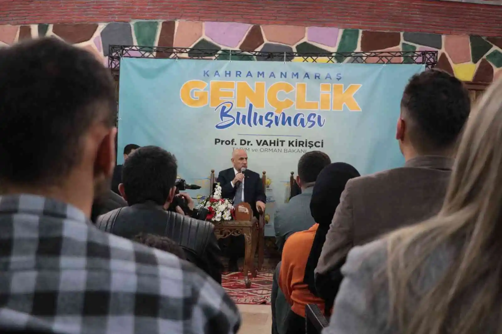 Bakan Kirişci 6’lı masaya yüklendi, “13 değil, 133 kere toplansanız sizin oradan aday çıkmaz”