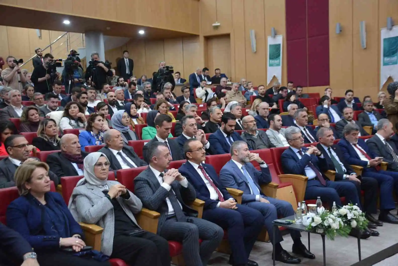 Bakan Nebati: “Türkiye’nin 90’lardaki gibi yönetim krizleriyle, ayak oyunlarıyla, ithal isimler ve boş masallarla kaybedecek 1 dakikası bile yoktur”