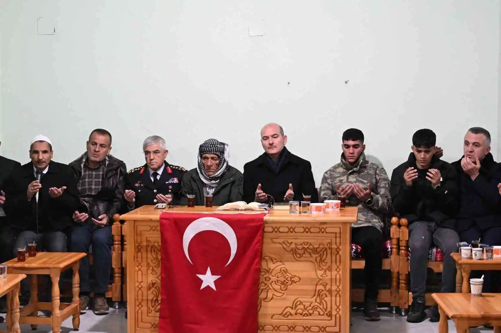 Bakan Soylu'dan şehit korucu Nimet Encu'nun ailesine taziye ziyareti