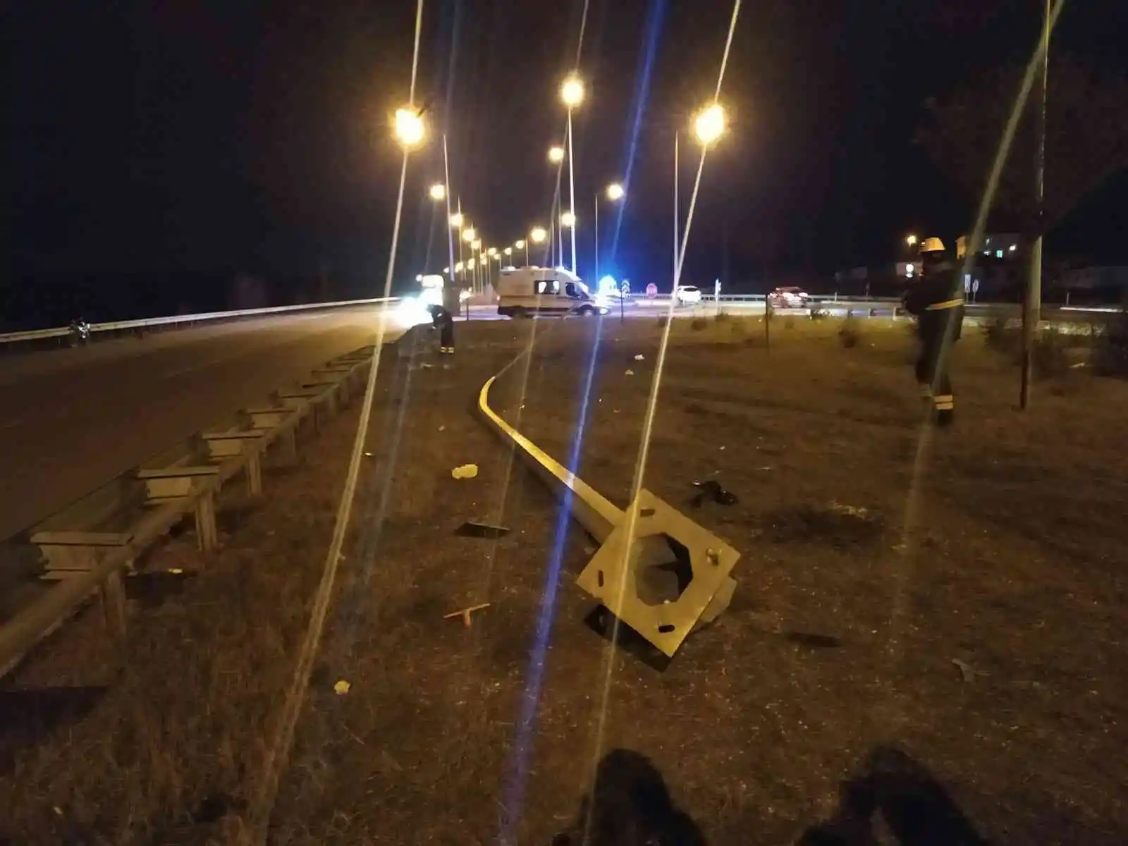 Bariyerlere çarpan otomobil takla attı: 3 yaralı