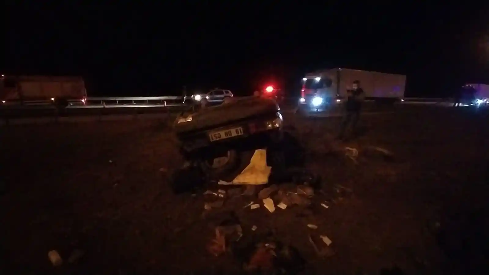 Bariyerlere çarpan otomobil takla attı: 3 yaralı