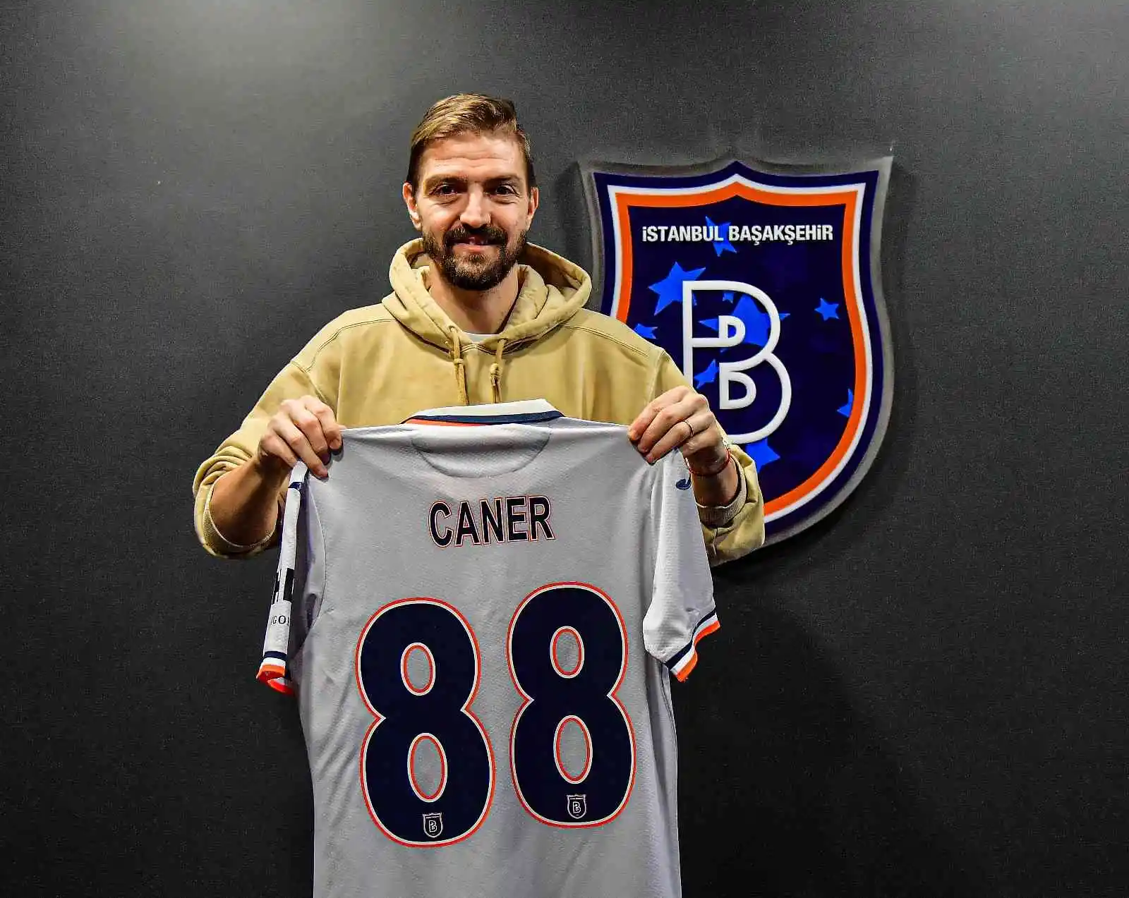 Başakşehir, Caner Erkin'i transfer etti
